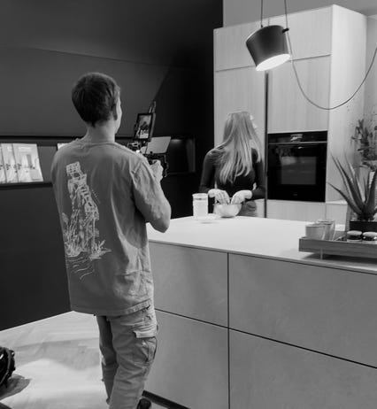 Leon Knarr filmt im Küchenstudio